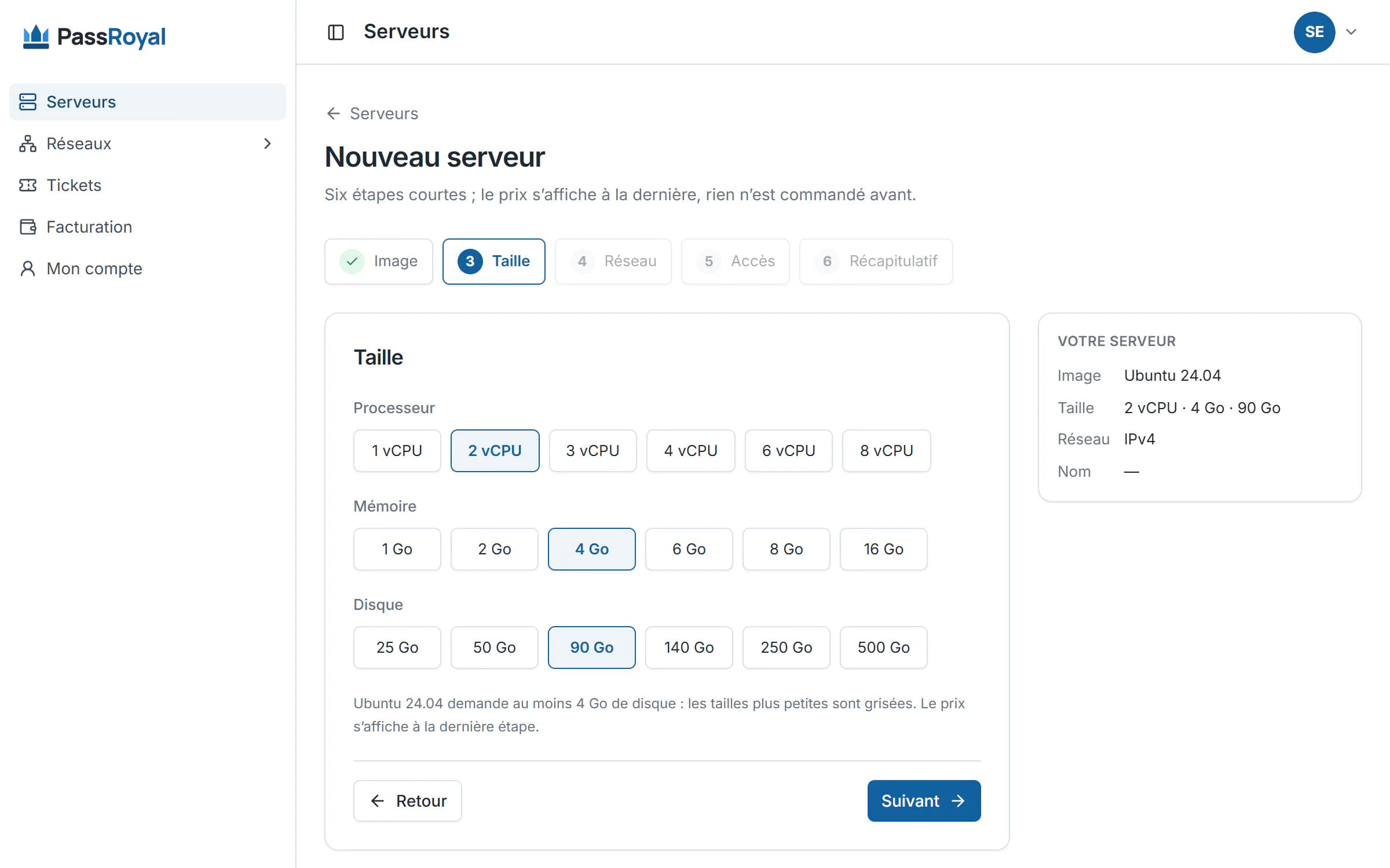 Le formulaire de commande de PassRoyal à l’étape Taille : le processeur, la mémoire et le disque se choisissent parmi les valeurs proposées, le résumé du serveur à droite.
